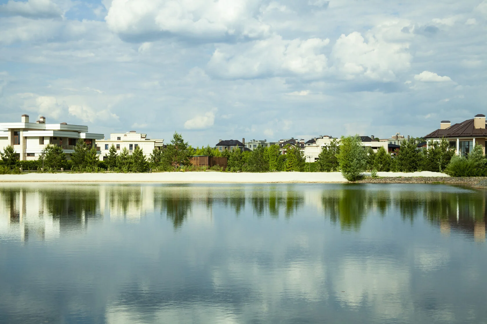 Цены на элитное загородное жилье в Подмосковье выросли на 25–30% за год