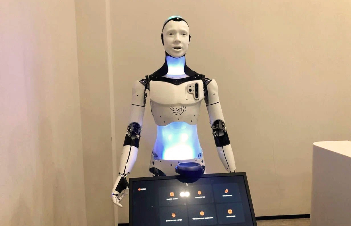 Цифровой консьерж в элитном комплексе The Lake: встречайте робота Арди